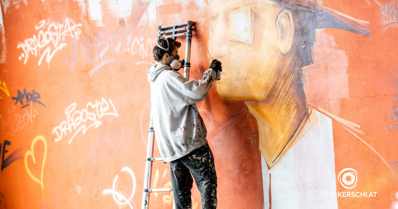 Internationale Graffiti-Künstler verschönern Notquartier für geflüchtete Menschen