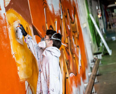 Internationale Graffiti-Künstler verschönern Notquartier für geflüchtete Menschen FOKE-2022041909478854-014.jpg