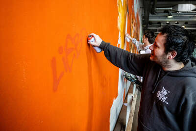Internationale Graffiti-Künstler verschönern Notquartier für geflüchtete Menschen FOKE-2022041909558893-092.jpg
