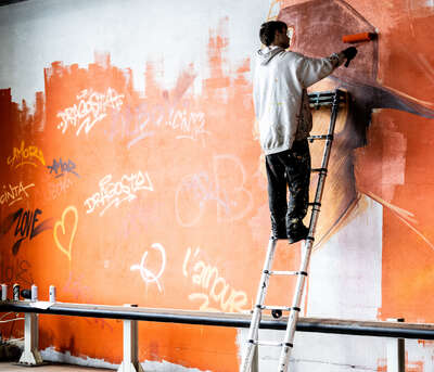 Internationale Graffiti-Künstler verschönern Notquartier für geflüchtete Menschen FOKE-2022041910198993-292.jpg