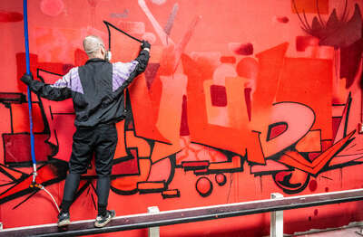 Internationale Graffiti-Künstler verschönern Notquartier für geflüchtete Menschen FOKE-2022041910309014-334.jpg