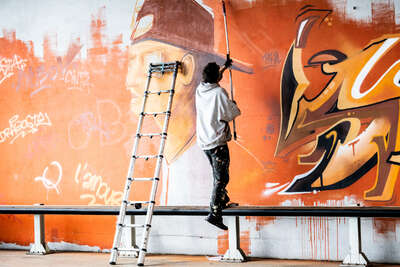 Internationale Graffiti-Künstler verschönern Notquartier für geflüchtete Menschen FOKE-2022041910198991-288.jpg