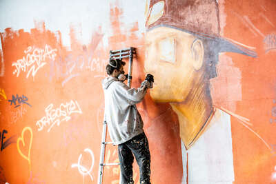 Internationale Graffiti-Künstler verschönern Notquartier für geflüchtete Menschen FOKE-2022041910218997-300.jpg