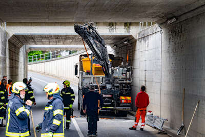 Lastwagen blieb in Unterführung stecken FOKE-2022050208551597-002.jpg