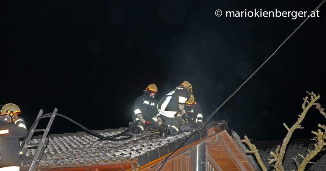 Titelbild: Kaminbrand auf Dachstuhl übergegriffen