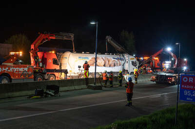 Lastwagen stürzte um: Westautobahn gesperrt FOKE-20220509215434165-012.jpg
