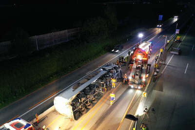 Lastwagen stürzte um: Westautobahn gesperrt FOKE-20220509194534156-006.jpg