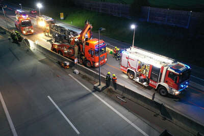 Lastwagen stürzte um: Westautobahn gesperrt FOKE-20220509194534157-007.jpg