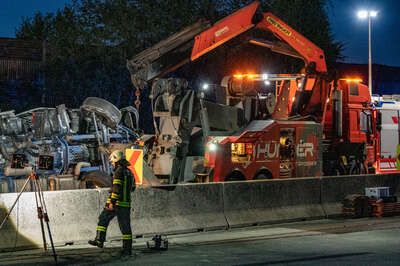 Lastwagen stürzte um: Westautobahn gesperrt FOKE-20220509210034166-003.jpg