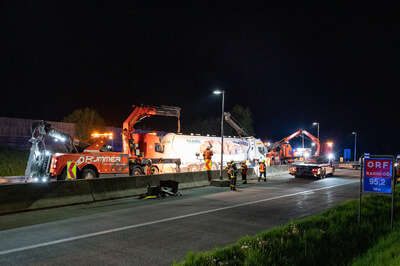 Lastwagen stürzte um: Westautobahn gesperrt FOKE-20220509215334162-011.jpg