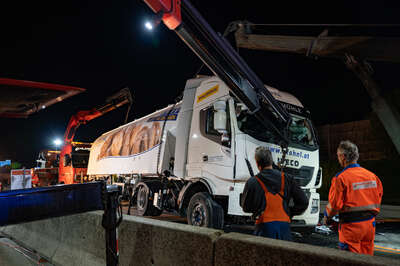 Lastwagen stürzte um: Westautobahn gesperrt FOKE-20220509215134159-009.jpg