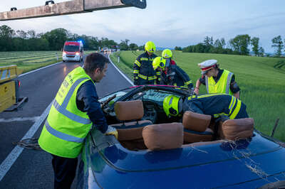 Drei Personen bei Unfall mit Cabrio verletzt fkstore-34203.jpg