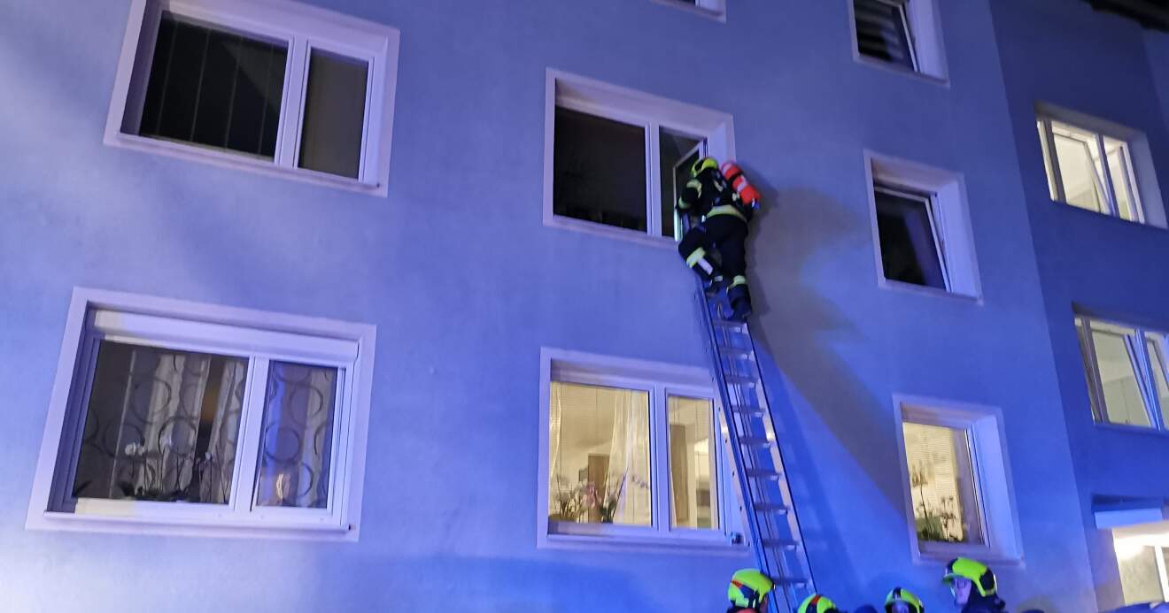 Brandverdacht - Rauch aus Wohnung