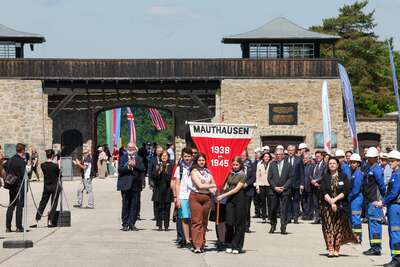 Befreiungsfeier im einstigen KZ Mauthausen foke-34308.jpg