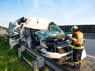 Verkehrsunfall auf der Autobahn EB51DC9B-AC7B-4545-87B6-31155EDB112D.jpg