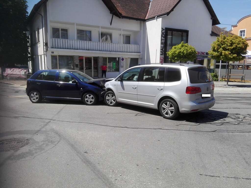 Verkehrsunfall im Kreuzungsbreich in Frankenburg