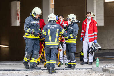 Bauarbeiter in Lichtschacht gestürzt: Von Feuerwehr gerettet BAYER-AB2-0350.jpg