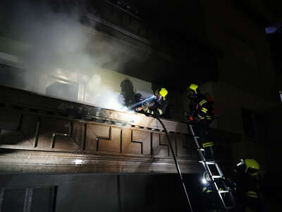Balkonbrand bei Wohnhaus rasch gelöscht IMG-20220618-003300.jpg