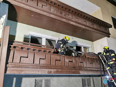 Balkonbrand bei Wohnhaus rasch gelöscht IMG-20220618-004225.jpg