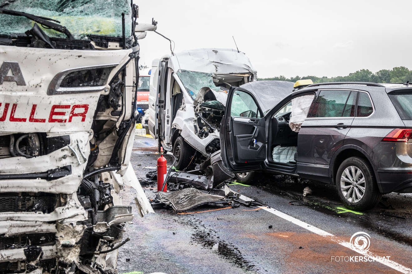 Tödlicher Verkehrsunfall – zwei Fahrzeuge und ein LKW kollidierten auf der B3