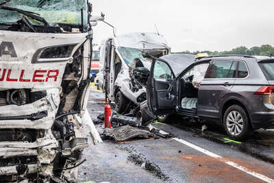 Tödlicher Verkehrsunfall – zwei Fahrzeuge und ein LKW kollidierten auf der B3