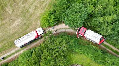 Tanklastwagen von Feldweg abgekommen - Umweltverschmutzung verhindert photo-2022-06-20-13-51-15.jpg