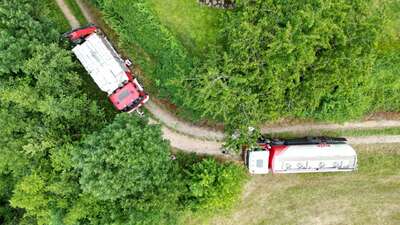 Tanklastwagen von Feldweg abgekommen - Umweltverschmutzung verhindert photo-2022-06-20-13-51-19.jpg