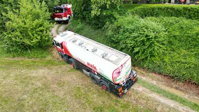 Tanklastwagen von Feldweg abgekommen - Umweltverschmutzung verhindert photo-2022-06-20-13-51-21.jpg