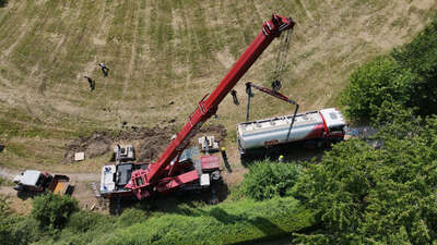 Tanklastwagen von Feldweg abgekommen - Umweltverschmutzung verhindert foke-39753.jpg