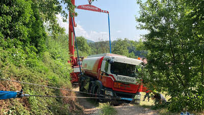 Tanklastwagen von Feldweg abgekommen - Umweltverschmutzung verhindert foke-39737.jpg