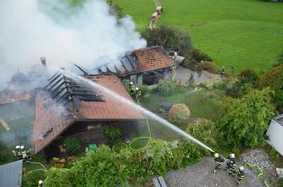 Übergreifen von Wohnhausbrand auf Holzlager gerade noch verhindert