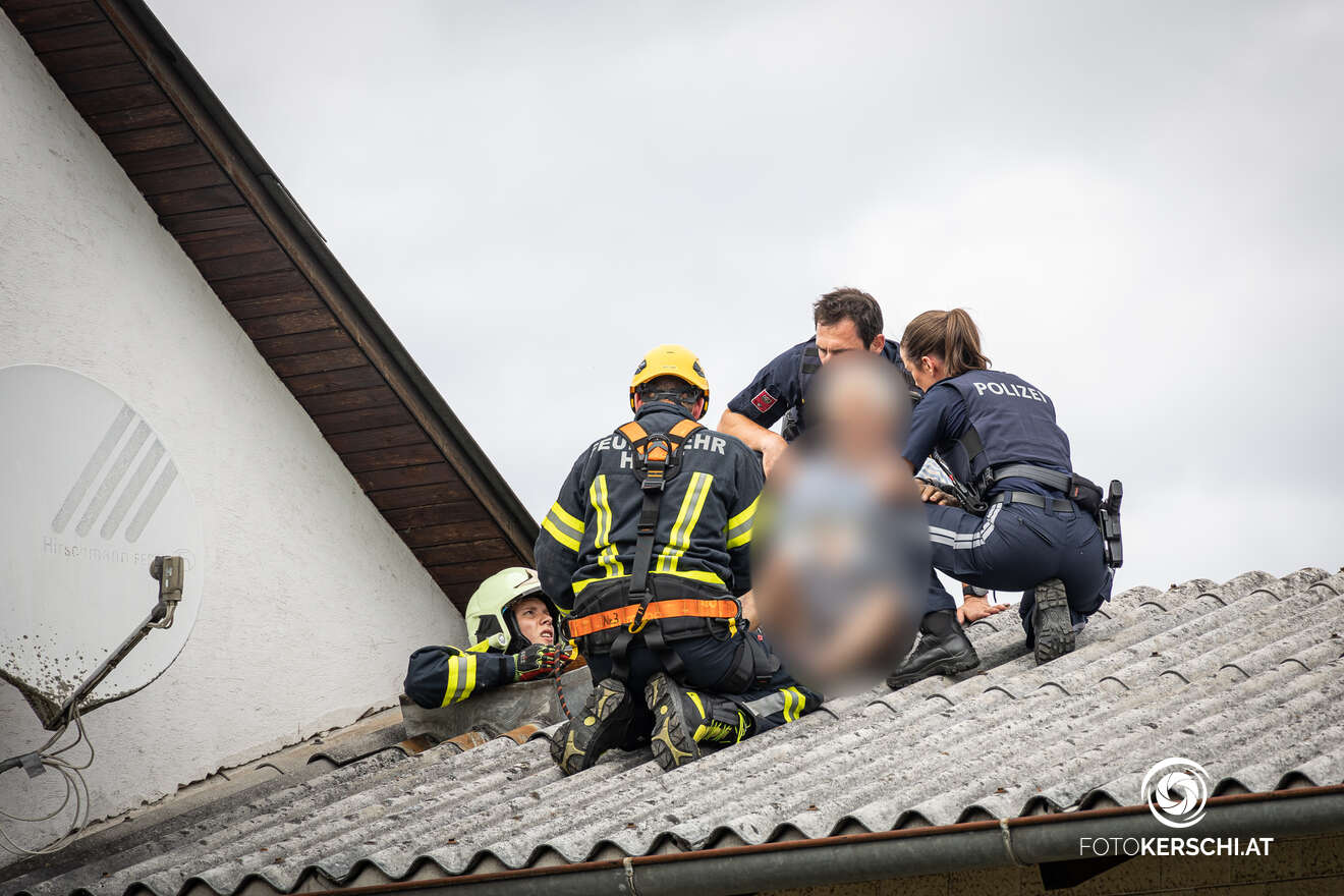 Älterer Herr durch Polizei und Feuerwehr von Dach gerettet