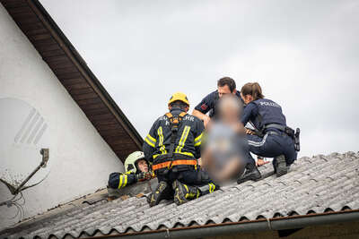 Älterer Herr durch Polizei und Feuerwehr von Dach gerettet