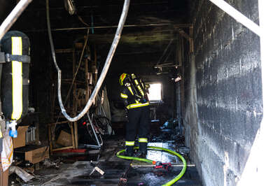 Feuerwehrmann weckt Bewohner bei Brand am Weg zum Einsatz BRANDSTAETTER-20220626-10.jpg
