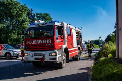 Feuerwehrmann weckt Bewohner bei Brand am Weg zum Einsatz BRANDSTAETTER-20220626-16.jpg