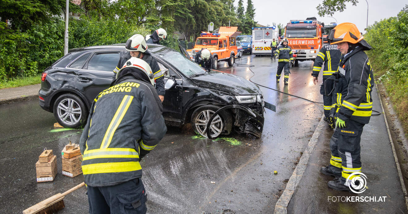 Titelbild: Feuerwehr half Autolenkerin aus überschlagenem Wagen