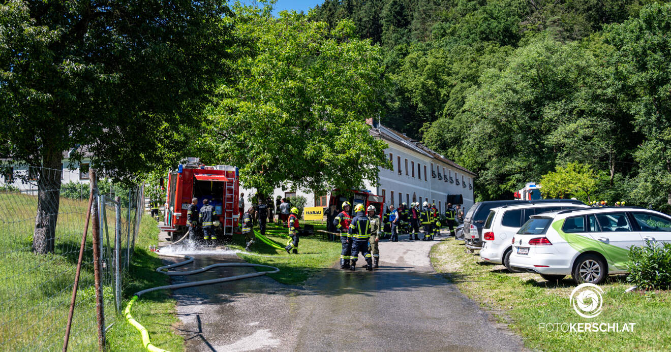 Titelbild: 140 Einsatzkräfte bei Dachstuhlbrand in Baumgartenberg im Löscheinsatz