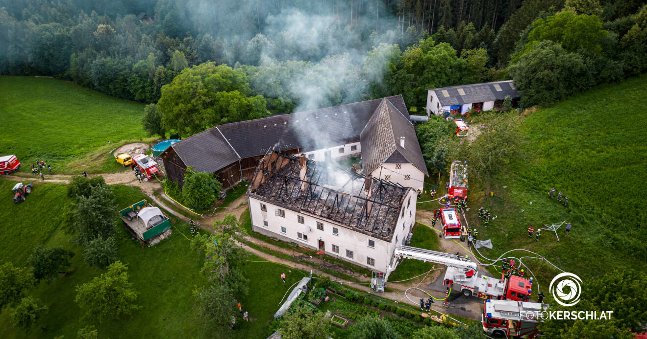 Titelbild: 12 Feuerwehren aus OÖ. und NÖ. bei Wohnhausbrand in Waldhausen im Löscheinsatz