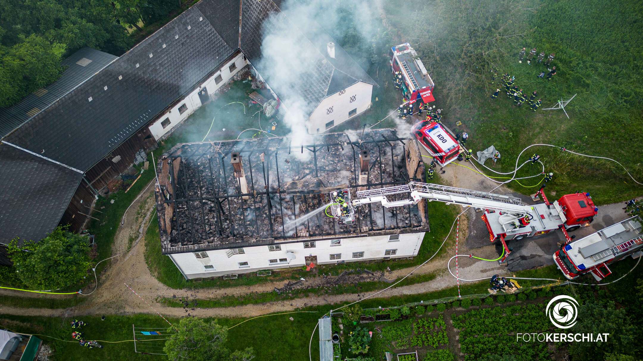 12 Feuerwehren aus OÖ. und NÖ. bei Wohnhausbrand in Waldhausen im Löscheinsatz
