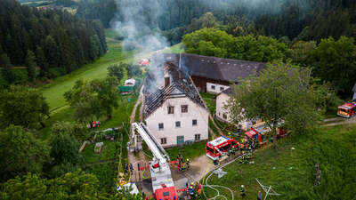 12 Feuerwehren aus OÖ. und NÖ. bei Wohnhausbrand in Waldhausen im Löscheinsatz BRANDSTAETTER-20220702-7.jpg
