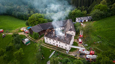 12 Feuerwehren aus OÖ. und NÖ. bei Wohnhausbrand in Waldhausen im Löscheinsatz BRANDSTAETTER-20220702-8.jpg