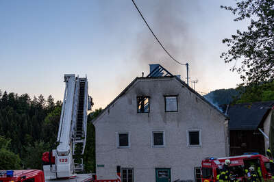 12 Feuerwehren aus OÖ. und NÖ. bei Wohnhausbrand in Waldhausen im Löscheinsatz BRANDSTAETTER-20220702-39.jpg