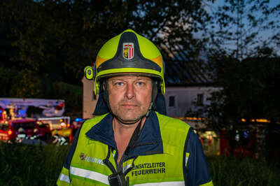 12 Feuerwehren aus OÖ. und NÖ. bei Wohnhausbrand in Waldhausen im Löscheinsatz BRANDSTAETTER-20220702-107.jpg