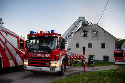 12 Feuerwehren aus OÖ. und NÖ. bei Wohnhausbrand in Waldhausen im Löscheinsatz BRANDSTAETTER-20220702-89.jpg