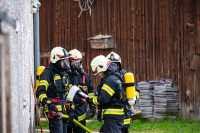 12 Feuerwehren aus OÖ. und NÖ. bei Wohnhausbrand in Waldhausen im Löscheinsatz BRANDSTAETTER-20220702-95.jpg
