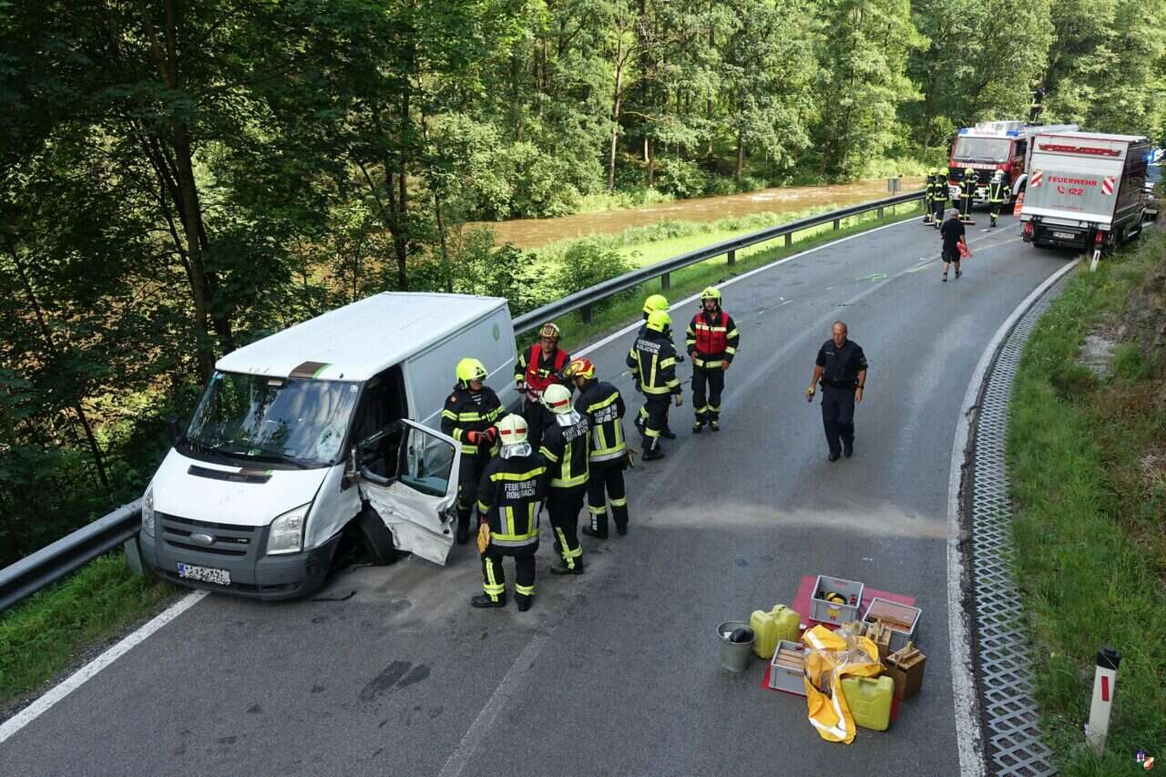 Verkehrsunfall mit eingeklemmter Person auf der Böhmerwald Bundesstraße