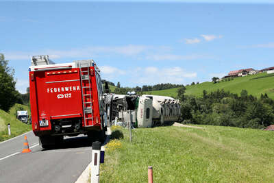 Lastwagen kam von Fahrbahn ab und stürzte um foke-2022071311207195-003.jpg