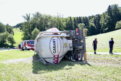 Lastwagen kam von Fahrbahn ab und stürzte um foke-2022071311257201-007.jpg