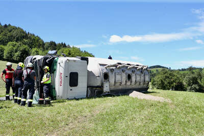 Lastwagen kam von Fahrbahn ab und stürzte um foke-2022071311337213-017.jpg