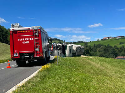 Lastwagen kam von Fahrbahn ab und stürzte um foke-2022071312214022-028.jpg